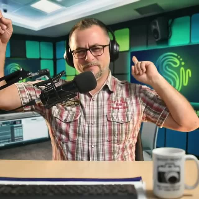 Prowadzący SHEPT FM przy mikrofonie w studiu